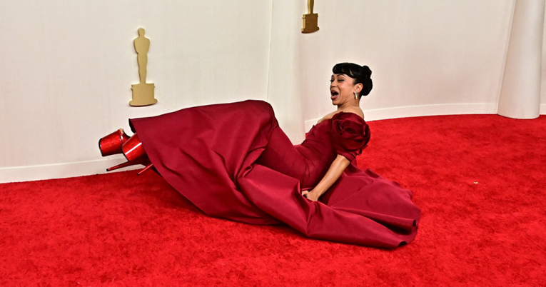 VIDEO Glumica pala na crvenom tepihu Oscara, mnogi hvale njenu reakciju