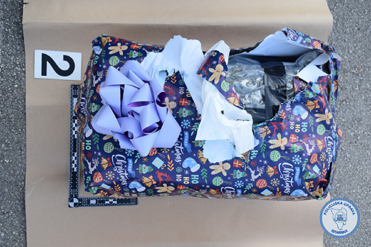 Policija presrela "božićne poklone". Slovencu zaplijenjeno preko 11 kg trave