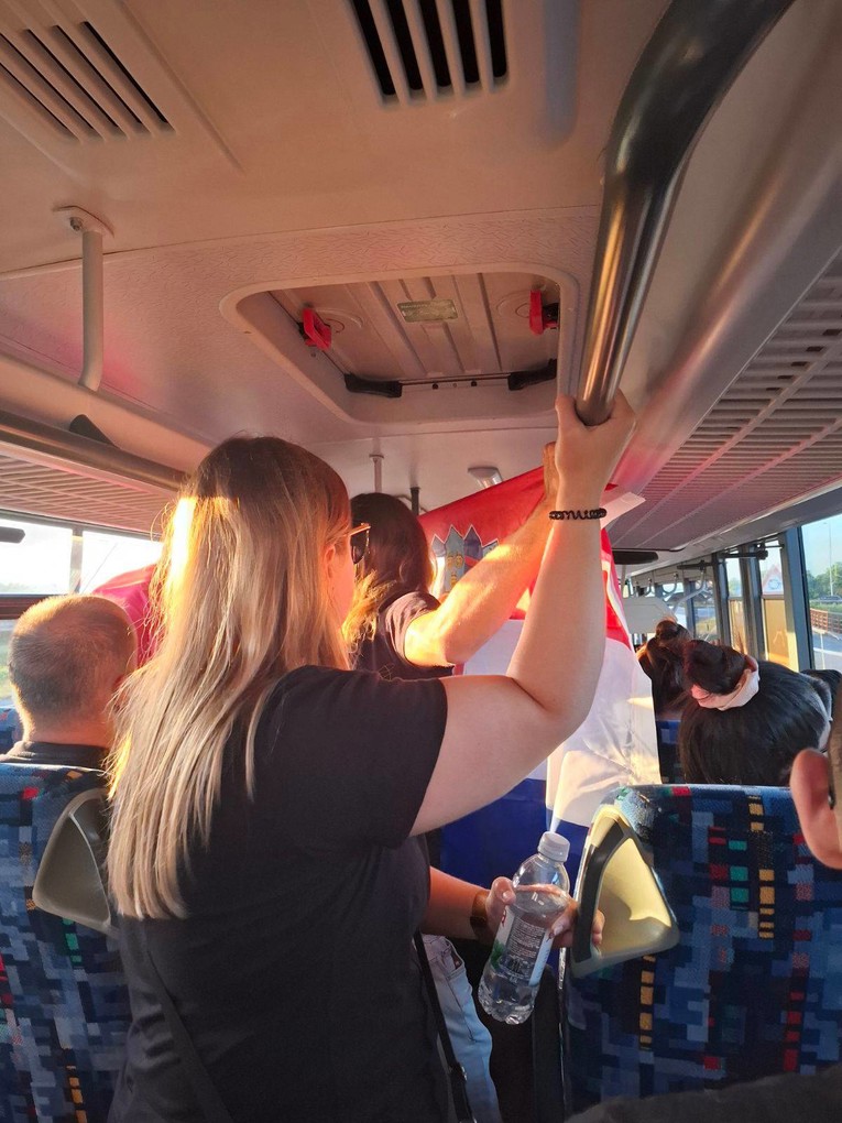 VIDEO Thompsonovi fanovi u busu prema stadionu vikali "Za dom spremni" i "Mi Hrvati"