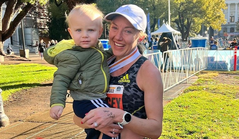 Mama oborila svjetski rekord u trčanju 1.6 kilometara s djetetom u kolicima