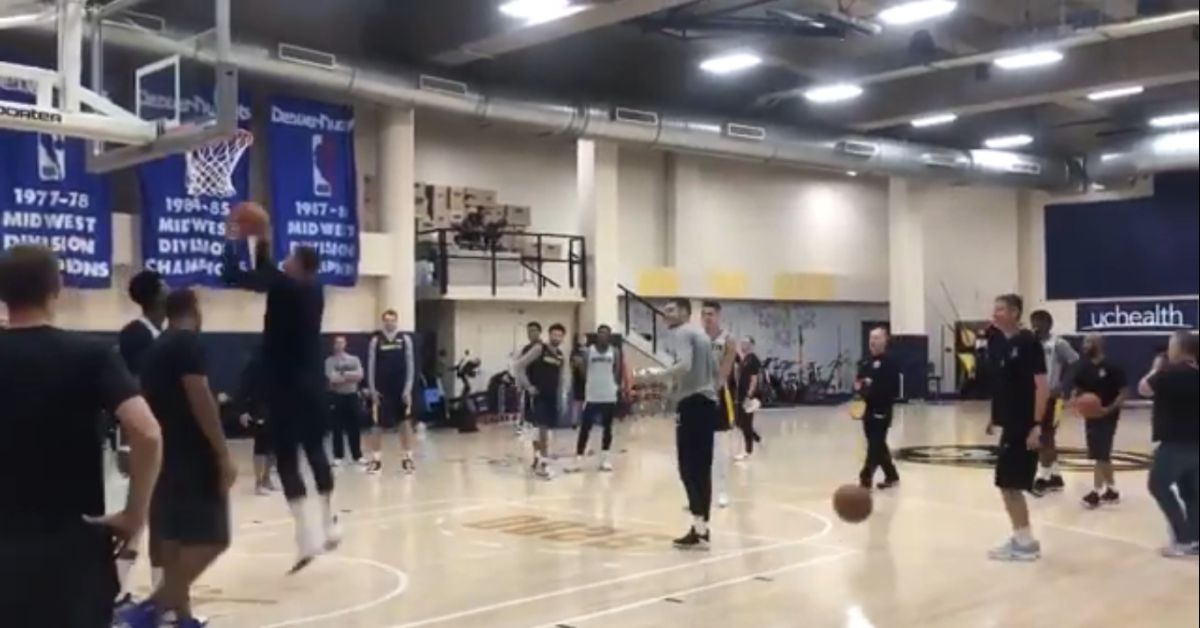 VIDEO Jokić pokušao zakucati u stilu Vincea Cartera pa izazvao smijeh suigrača