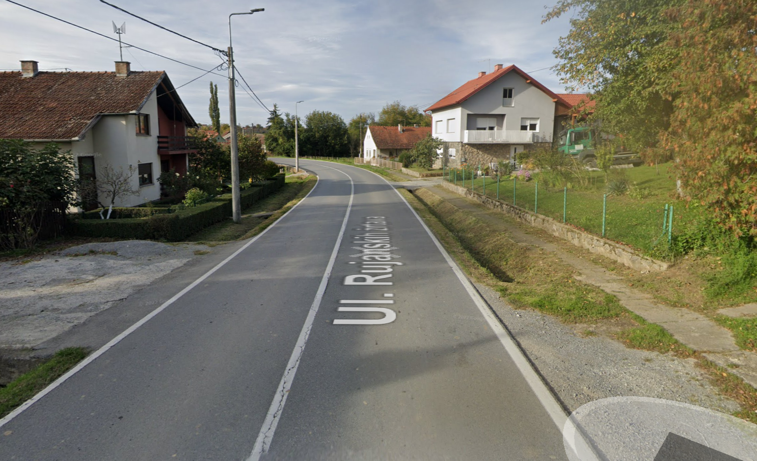 Mlada vozačica sletjela s ceste i prevrnula se na krov, teško ozlijeđen 17-godišnjak
