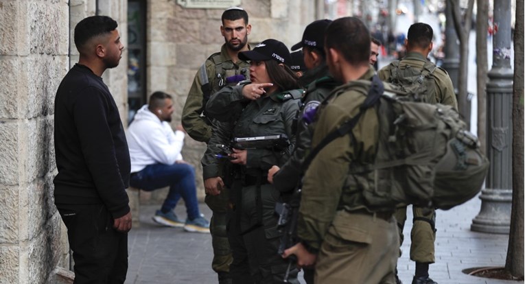 BBC: Izraelska policija je napala naše novinare, držala ih je na nišanu