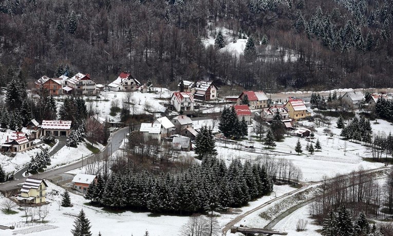 Snijeg je zabijelio Gorski kotar. Pogledajte idilične prizore