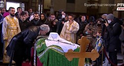 Pravoslavci u Beogradu ljube pokrov nad tijelom patrijarha koji je umro od korone