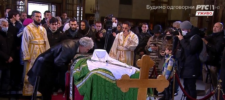 Pravoslavci u Beogradu ljube pokrov nad tijelom patrijarha koji je umro od korone