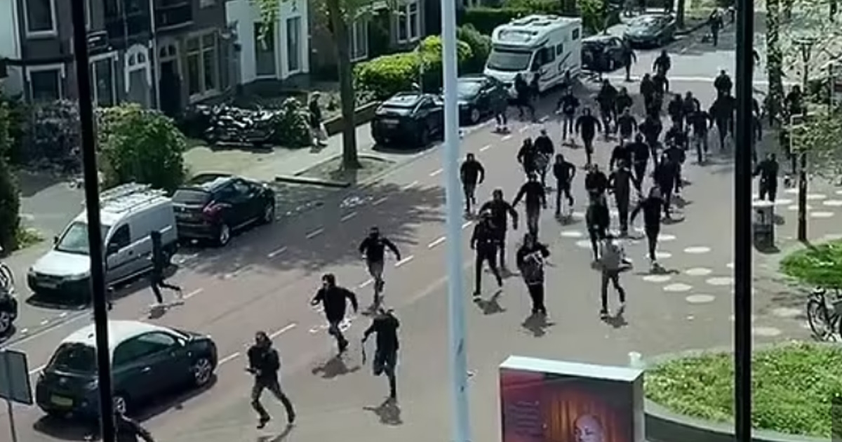 VIDEO Brutalna tučnjava navijača Alkmaara i West Hama. Letjele stolice i bicikli