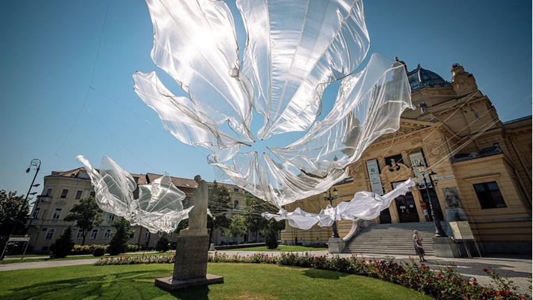 Ispred Umjetničkog paviljona u Zagrebu osvanula neobična instalacija