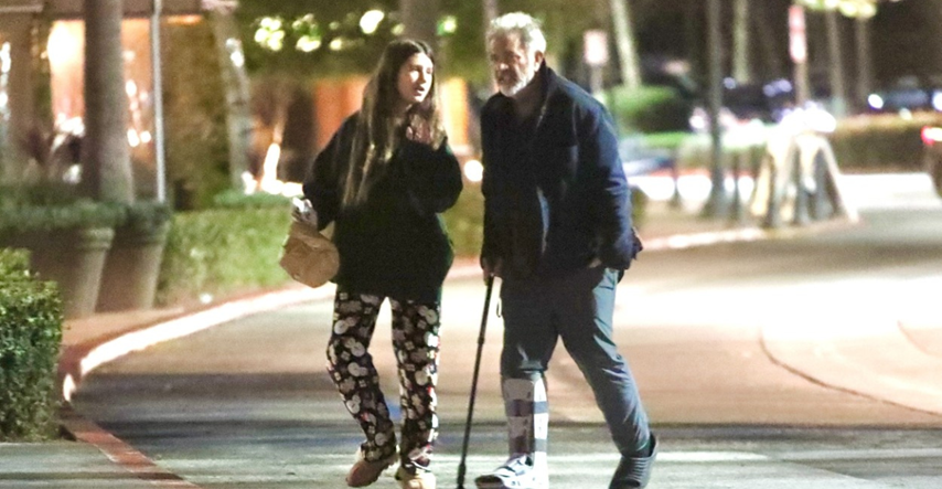 Mel Gibson snimljen tijekom izlaska u Malibuu, hodao je uz pomoć štapa