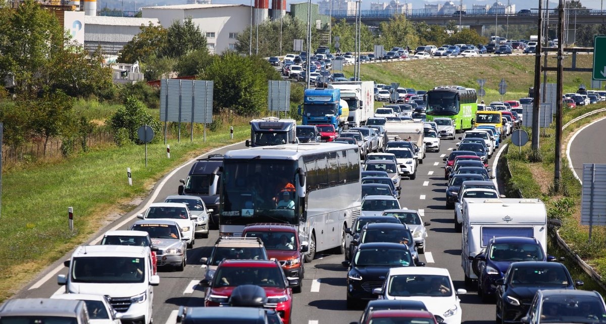 Opet gužve prema moru. Na obilaznici prema Lučkom kolona dva kilometra