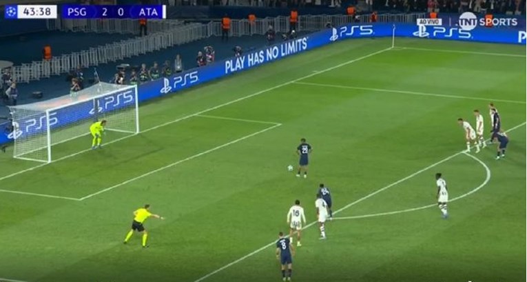 Bez zaleta gotovo dodao loptu golmanu. Viralan je penal mladog asa PSG-a