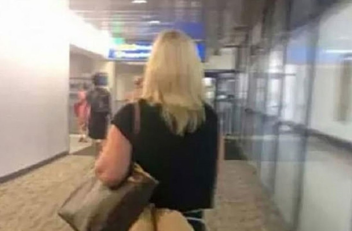 Fotka žene iz zračne luke postala hit jer zbog jednog detalja izgleda prosto