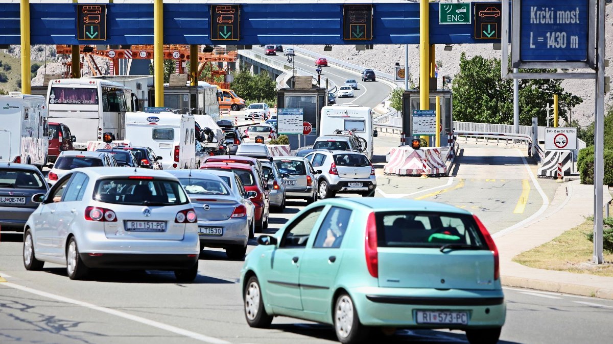 Predmet na cesti u smjeru Krka, vozače se poziva na oprez