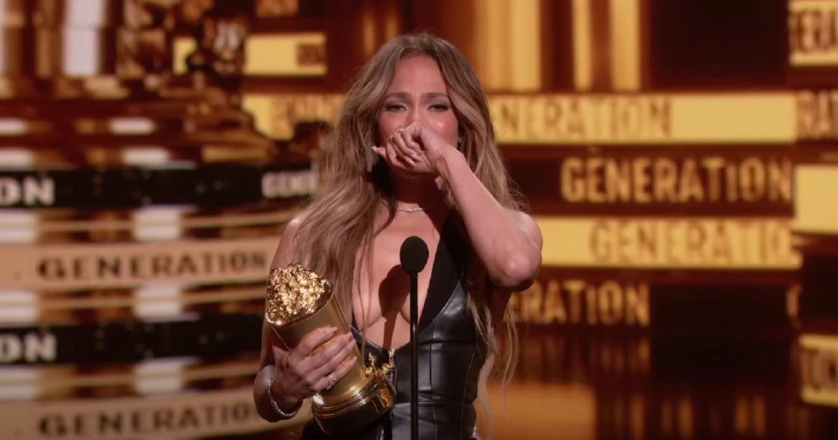 J.Lo se rasplakala na dodjeli nagrada: "Hvala svima koji su mi pričali iza leđa"