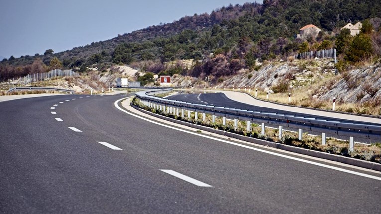 Na A1 kod čvora Gornja Ploča zbog dima smanjena vidljivost, javlja HAK
