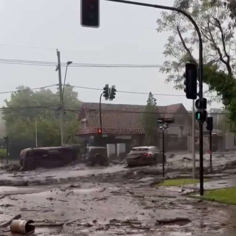 VIDEO Nevrijeme potopilo glavni grad Čilea. Bujice nosile aute