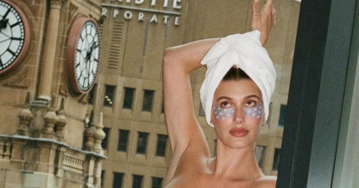 Hailey Bieber pozirala u topu od ručnika i minijaturnom bikiniju