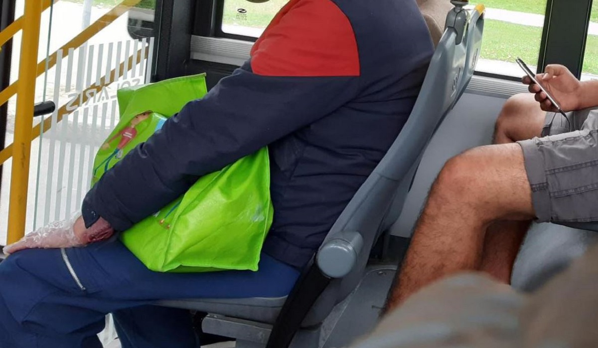 Fotka iz beogradskog javnog prijevoza postala hit zbog maske koju je nosio putnik