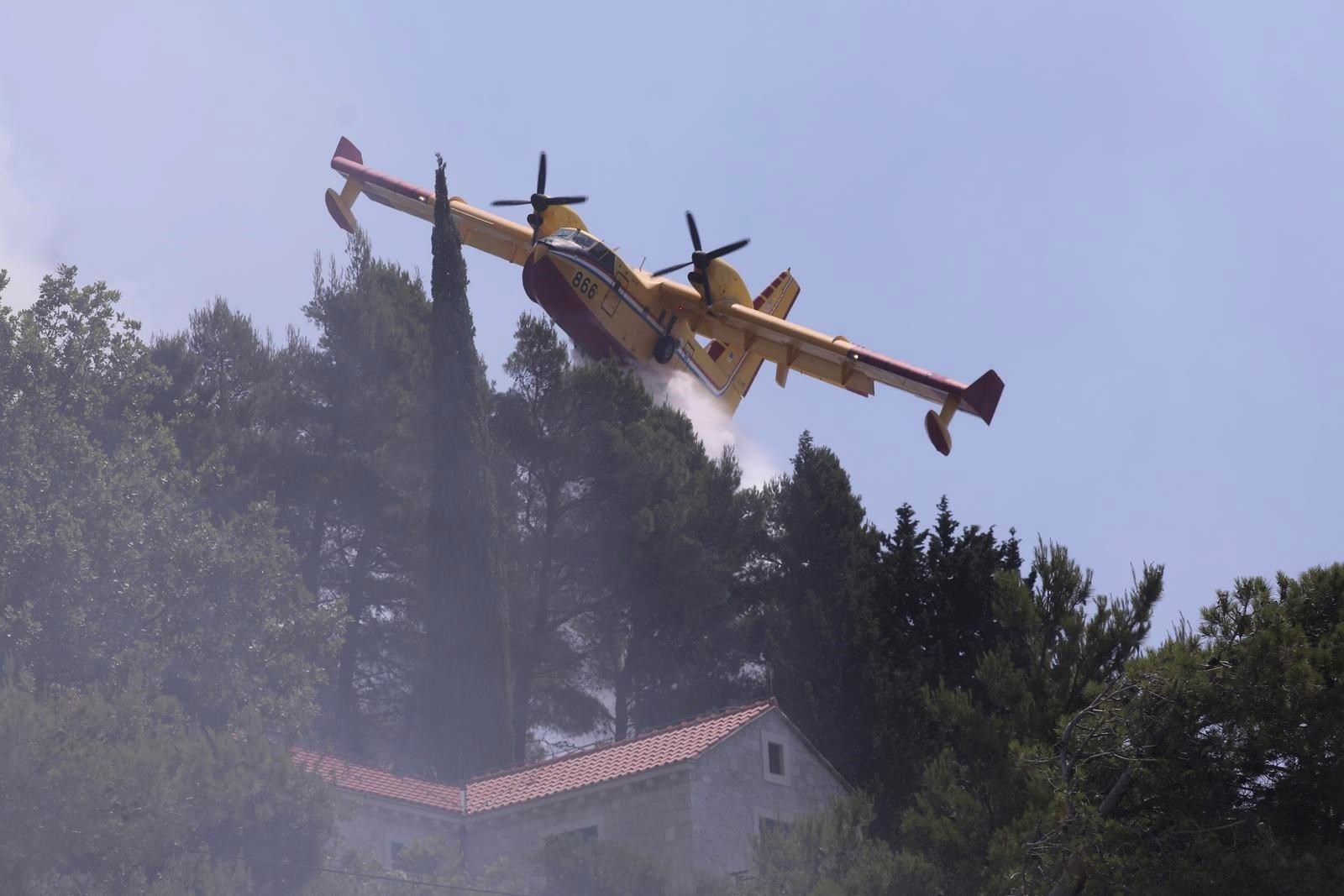 Mornarica evakuirala 25 ljudi kod Marušića, na požarištu ostaju u pripravnosti