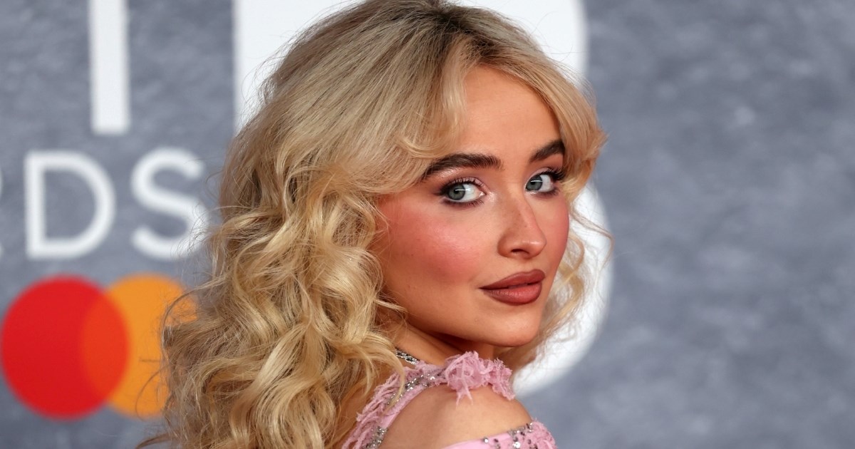 Sabrina Carpenter nosi Loewe torbu od 3000 eura uz kratke hlačice i široku majicu