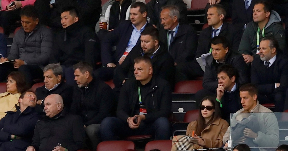 Boban i Bokšić iz lože gledaju juniore Hajduka. Navijači viču: Gazi, gazi žabara