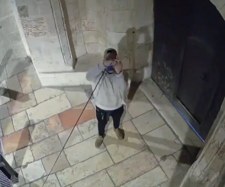 VIDEO Muškarac pljunuo na crkvu u Jeruzalemu pa pokazao srednji prst