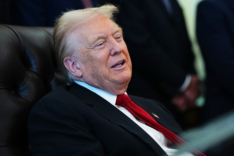 Trump: Novac od osiguravajućih kompanija treba ići Amerikancima, ne lihvarima