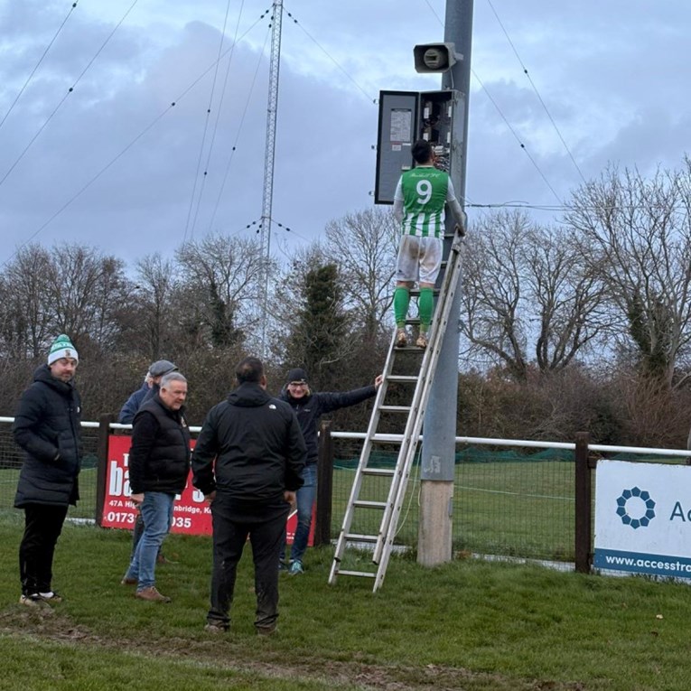 Više od milijun ljudi vidjelo je ovu fotku. U dresu i kopačkama popravljao reflektor