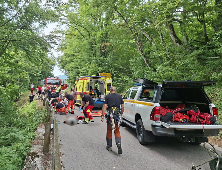 Nesreća kod Plitvica. Auto visio nad provalijom, helikopter prevezao djecu u bolnicu