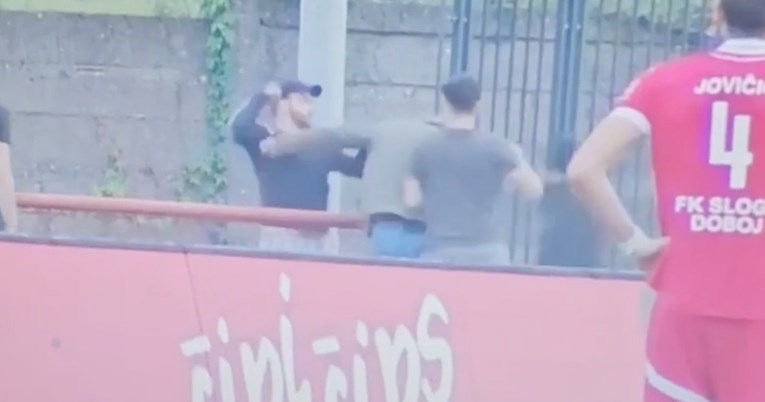 VIDEO Huligani u BiH usred utakmice napali fotografa. On im se suprotstavio