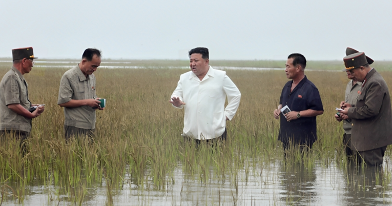 Kim Jong-un mjesta poplave obišao u - sandalama. Fotke su nasmijale internet