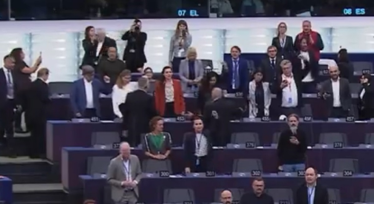VIDEO Ljevica Orbanu pjevala Bellu Ciao. Šefica EU parlamenta: Niste na Euroviziji