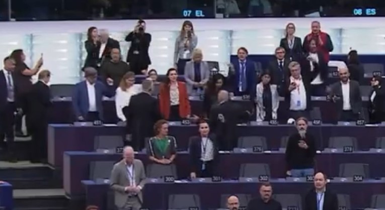 VIDEO Ljevica Orbanu pjevala Bellu Ciao. Šefica EU parlamenta: Ovo nije Eurovizija