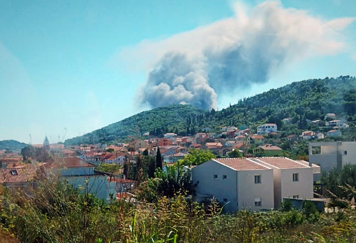 Požar na Ugljanu lokaliziran, vatrogasci dežuraju cijelu noć
