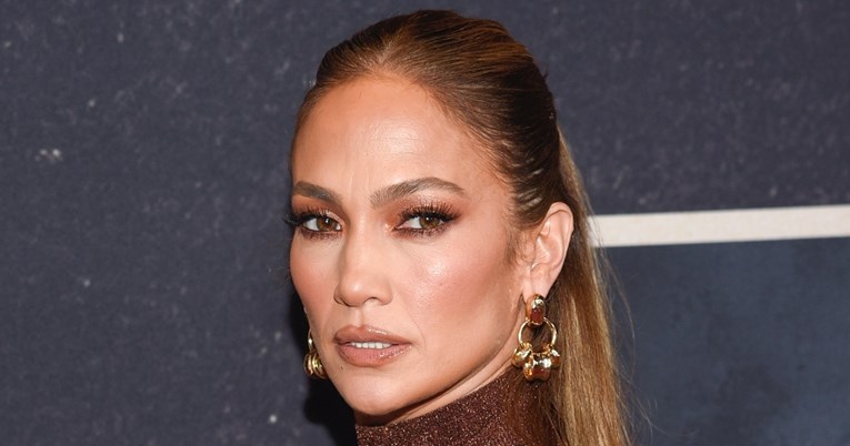J. Lo došla na premijeru novog filma Bena Afflecka pa ga zasjenila isklesanim trbuhom