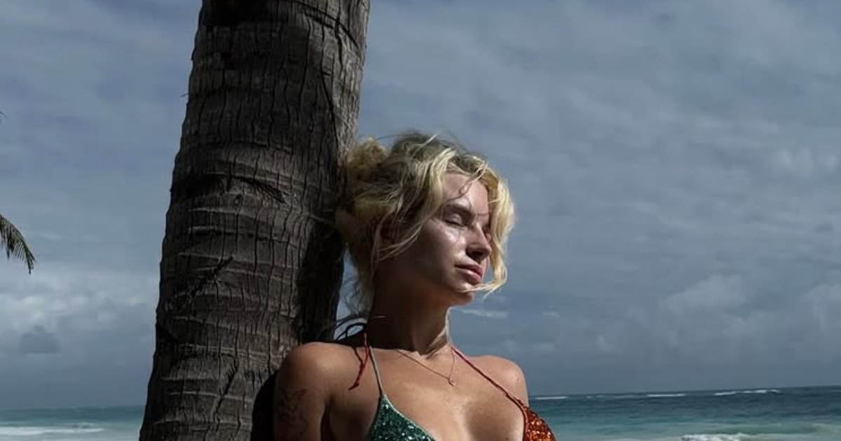 Polusestra Kate Moss objavila fotke s odmora, pozirala u šljokičastom bikiniju