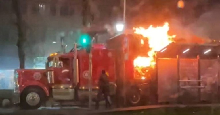 VIDEO Božićni kamion Coca-Cole se zapalio u Rumunjskoj