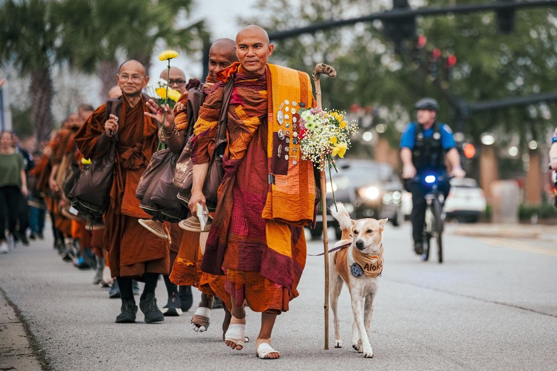 19 budističkih redovnika (i pas) šetaju SAD-om za mir. Stotine ih dočekuju s cvijećem