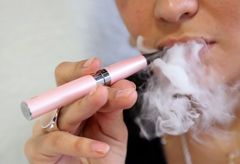 Indija želi zabraniti e-cigarete, najavljene zatvorske i novčane kazne