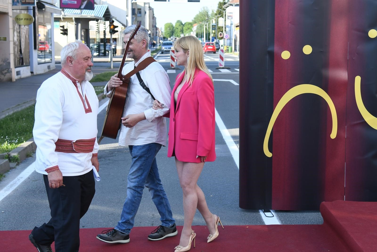 Sako bez hlača. Mila Elegović ukrala sve poglede u hrabrom modnom izdanju