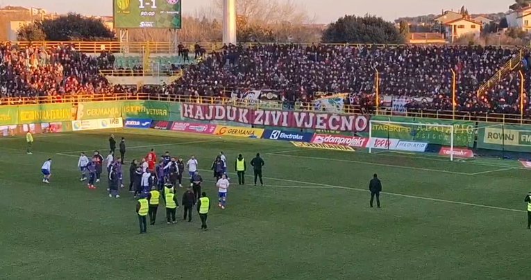 Pogledajte kako su navijači Hajduka ispratili igrače nakon kiksa u Puli