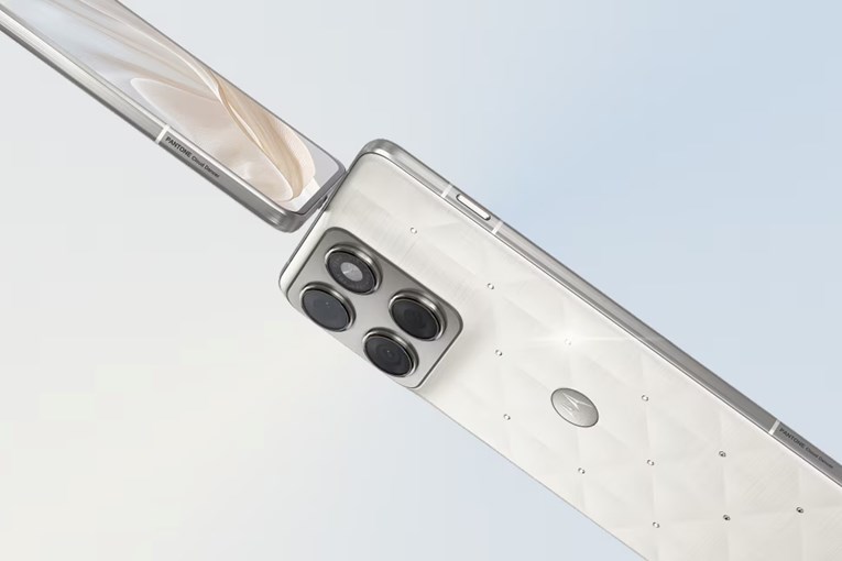 Motorola će lansirati svoj prvi fold mobitel?