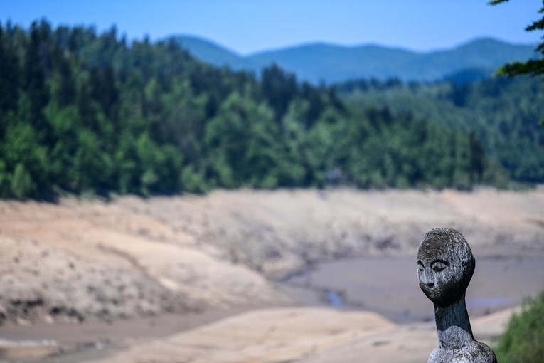 Nakon 22 godine ispražnjeno Lokvarsko jezero, dno skriva ostatke potopljenog naselja