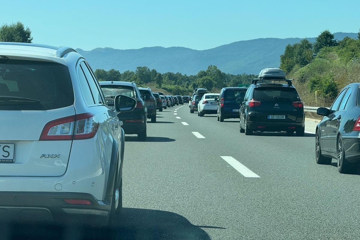 Udarni turistički vikend. Ispred Svetog Roka kolona 5 km, na granici sa Srbijom 15 km