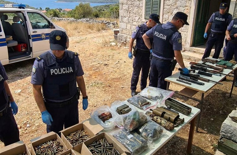 Kod 66-godišnjaka kod Primoštena policija pronašla arsenal oružja i eksploziva