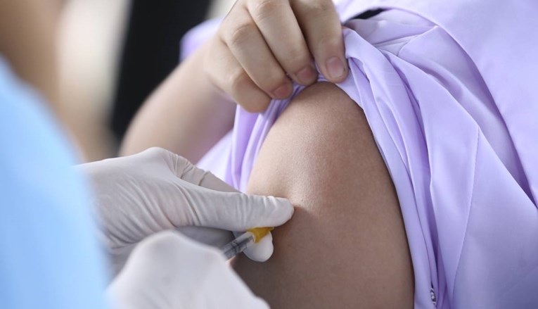 Danska prekida cijepljenje Modernom ljudi mlađih od 18 zbog straha od miokarditisa