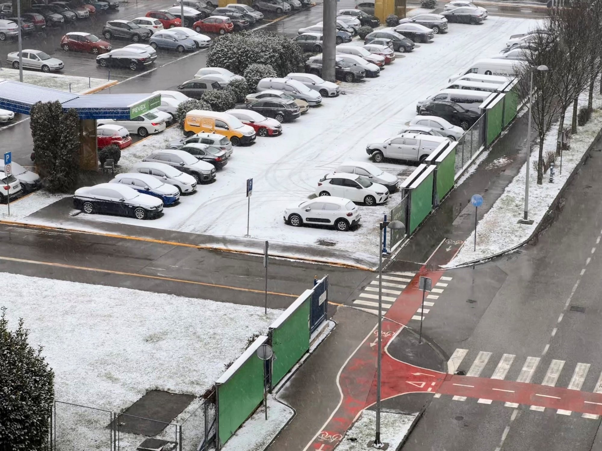 VIDEO U Zagrebu pada snijeg