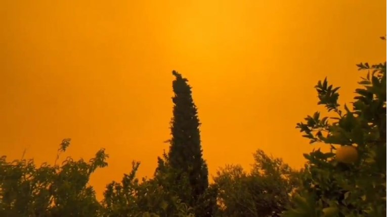 VIDEO I FOTO Debeli sloj saharske prašine prekrio Kretu, ljudi upozoreni da ne izlaze