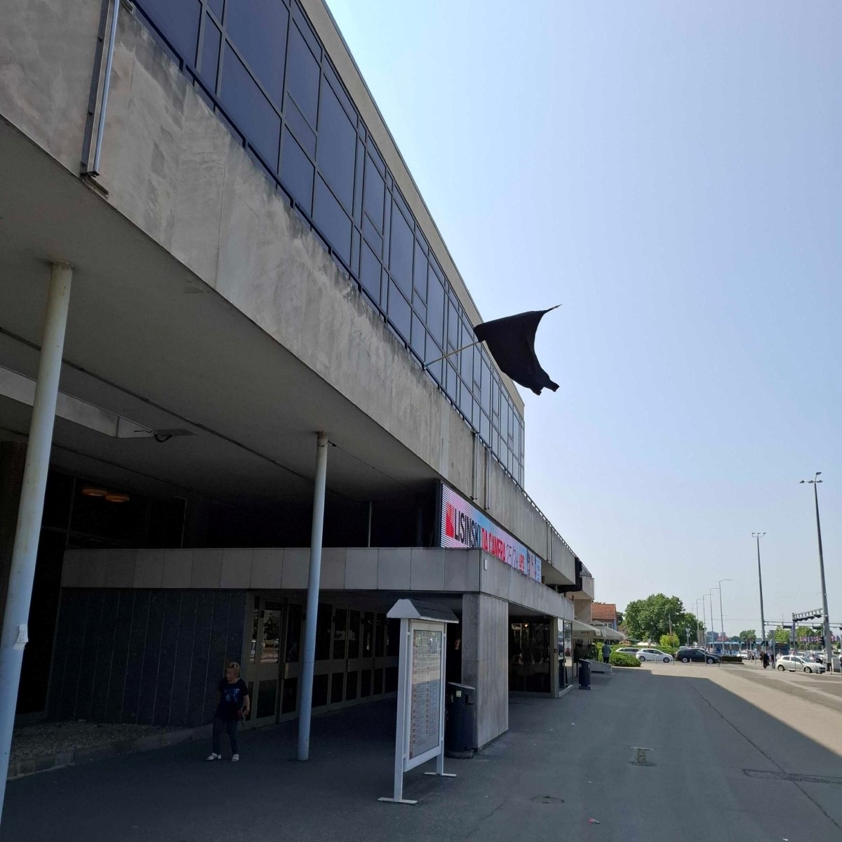 Na Lisinskom izvješena crna zastava u čast Matiji Dediću