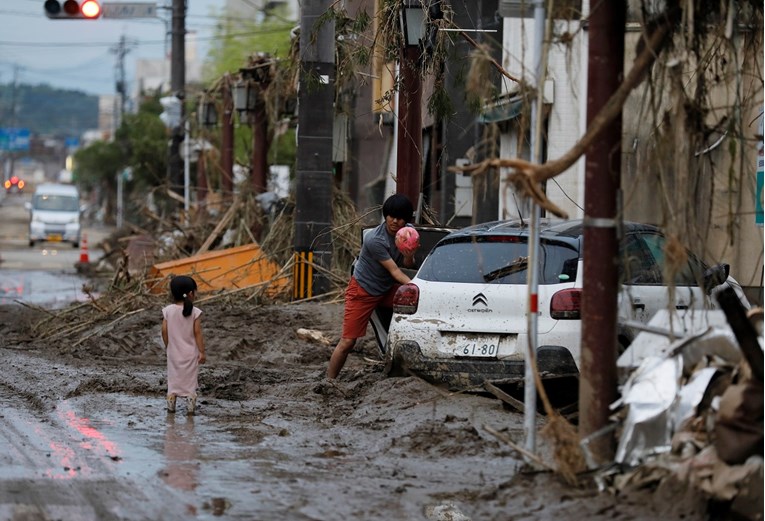 FOTO Kaos u Japanu: Velike poplave ubile 62 osobe, evakuirane stotine tisuća ljudi